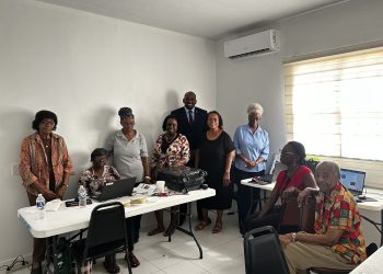 El Honorable Ministro de VSA, Omar Ottley; visita a los Mayores durante su formación SMART Tech