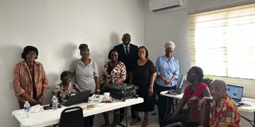 El Honorable Ministro de VSA, Omar Ottley; visita a los Mayores durante su formación SMART Tech