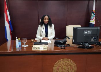 La parlamentaria Angelique Romou encabeza y dirige la discusión sobre la pobreza en el Parlamento