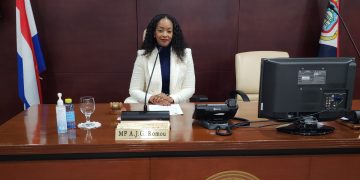 La parlamentaria Angelique Romou encabeza y dirige la discusión sobre la pobreza en el Parlamento