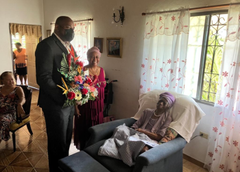 El Honorable Ministro de VSA, Omar Ottley; visita 103 años, Sra. Carmen Eleanore Hodge Carrington