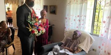 El Honorable Ministro de VSA, Omar Ottley; visita 103 años, Sra. Carmen Eleanore Hodge Carrington