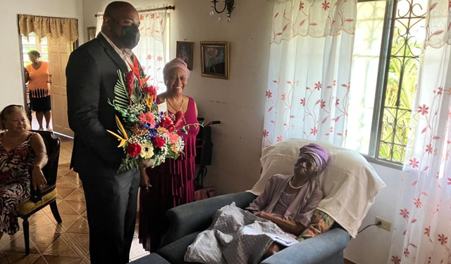 El Honorable Ministro de VSA, Omar Ottley; visita 103 años, Sra. Carmen Eleanore Hodge Carrington