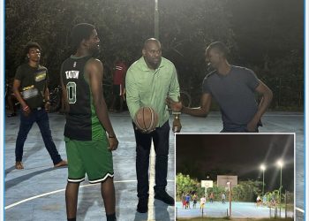 El Ministro Ottley; La cancha de baloncesto de Cay Bay está “encendida” nuevamente