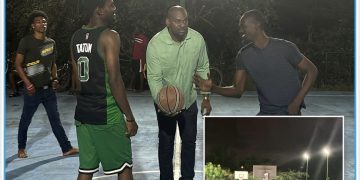 El Ministro Ottley; La cancha de baloncesto de Cay Bay está “encendida” nuevamente