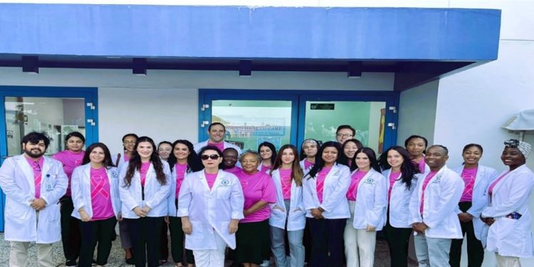 Más de 30 mujeres participan en un exitoso evento comunitario gratuito de detección de anomalías mamarias