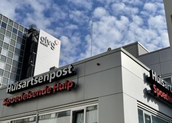 Covid-19 hospitalizations nearly triple in a month with over 900 patients in care