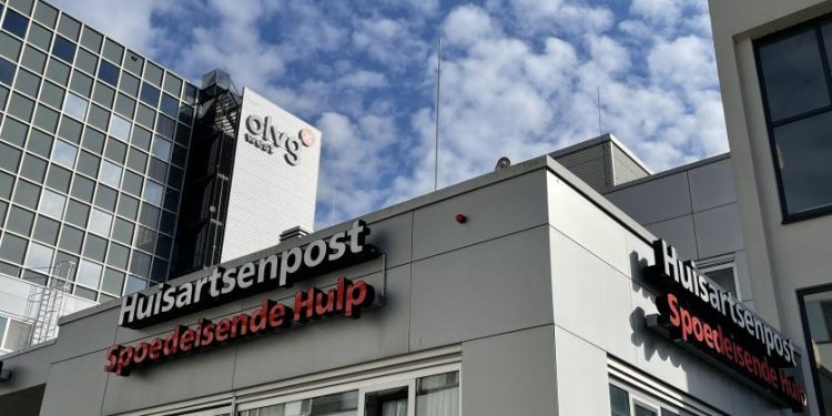 Covid-19 hospitalizations nearly triple in a month with over 900 patients in care