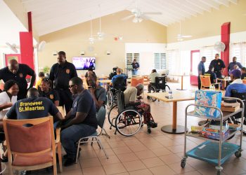 El personal del departamento de bomberos visita a los residentes en Sint Maarten’s Home