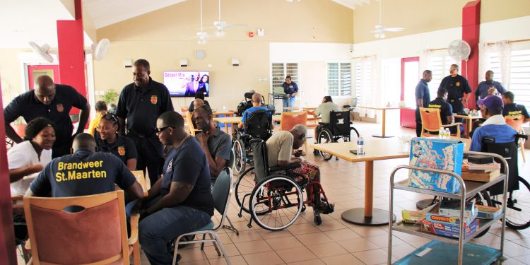 El personal del departamento de bomberos visita a los residentes en Sint Maarten’s Home