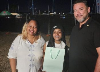 Lisa Koffee recibe un presente del Ministro de turismo