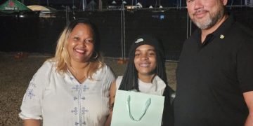 Lisa Koffee recibe un presente del Ministro de turismo