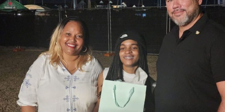 Lisa Koffee recibe un presente del Ministro de turismo