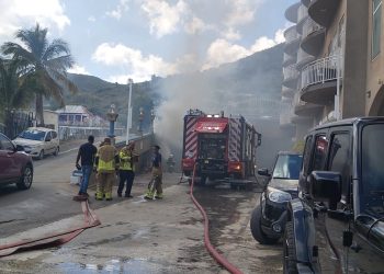 Incendio cerca del complejo comercial Yogesh