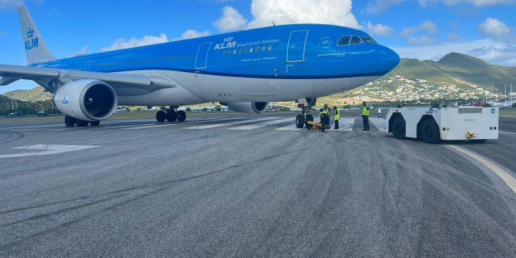 Un avión de KLM aterrizó con seguridad tras un mal funcionamiento del sistema de dirección de la rueda frontal