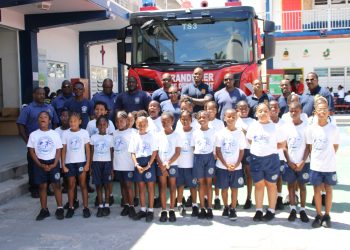 Personal del cuerpo de bomberos visita Sister Borgia Primary School