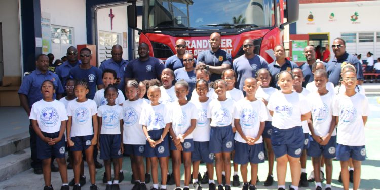Personal del cuerpo de bomberos visita Sister Borgia Primary School