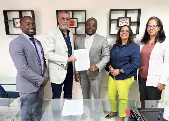 El Ministro de VROMI pala el camino para el nuevo edificio de SZV con transferencia de terreno