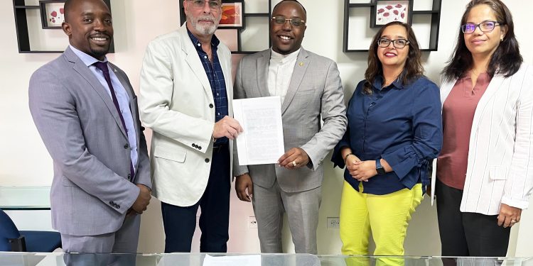 El Ministro de VROMI pala el camino para el nuevo edificio de SZV con transferencia de terreno