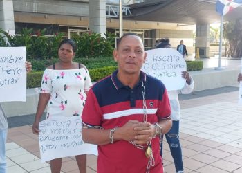 Man chains himself in front of the Attorney General’s Office