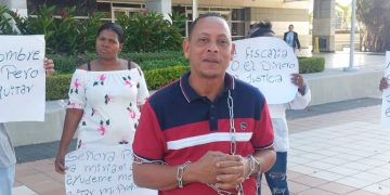 Man chains himself in front of the Attorney General’s Office