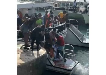Hombre que perdió su pie había saltado al agua para nadar hacia el taxi acuático