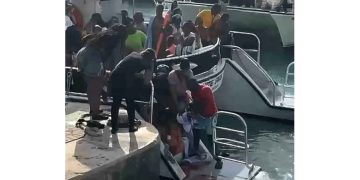 Hombre que perdió su pie había saltado al agua para nadar hacia el taxi acuático