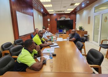 Los miembros de la policía de Sint Maarten se reunen con uno de los miembros del Comité Drag Racing (C.C.C Inc)