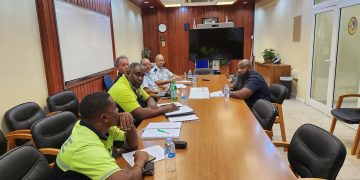 Los miembros de la policía de Sint Maarten se reunen con uno de los miembros del Comité Drag Racing (C.C.C Inc)
