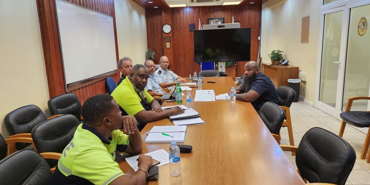 Los miembros de la policía de Sint Maarten se reunen con uno de los miembros del Comité Drag Racing (C.C.C Inc)