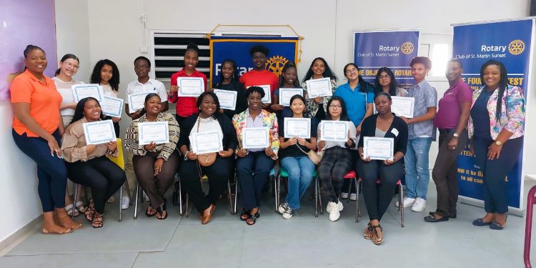 Rotary Sunset organiza taller de desarrollo profesional Level Up