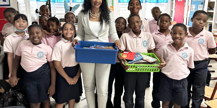 MP Romou continúa promoviendo la alfabetización con su lectura “Is Lit with MP Romou Program” mientras dona libros a su escuela adoptiva, Sister Marie Laurence school