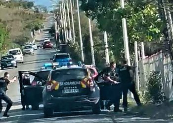 Gendarmes interceptan vehículo y detienen 2 personas