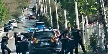 Gendarmes interceptan vehículo y detienen 2 personas