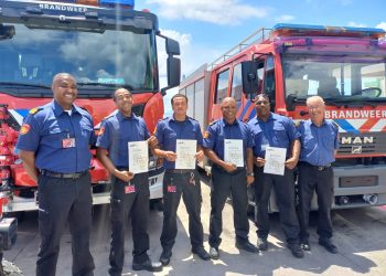 Entrega de varios diplomas y certificados a los empleados de los cuerpos de bomberos de Saba, St. Eustatius y Bonaire