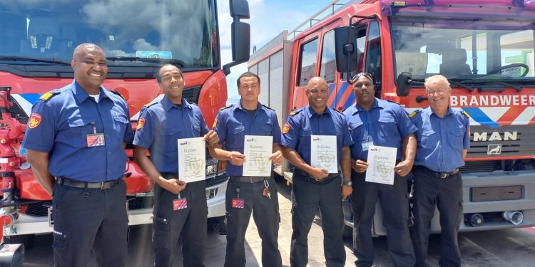 Entrega de varios diplomas y certificados a los empleados de los cuerpos de bomberos de Saba, St. Eustatius y Bonaire