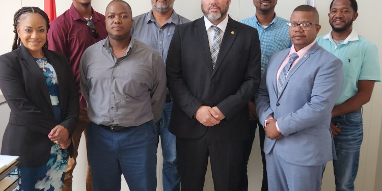 Visita de cortesía del equipo técnico del Regulador de Telecomunicaciones de Anguila al Ministro de Telecomunicaciones de Sint Maarten