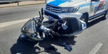 El conductor de una pasola huye de la escena después de un accidente con un vehículo