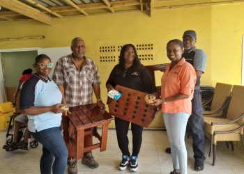 Estudiantes de MBO detenidos ayudan a hogar de ancianos Kalor di Hogar