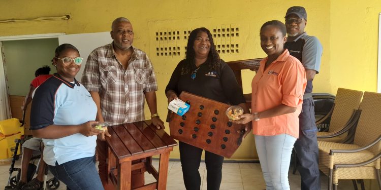 Estudiantes de MBO detenidos ayudan a hogar de ancianos Kalor di Hogar