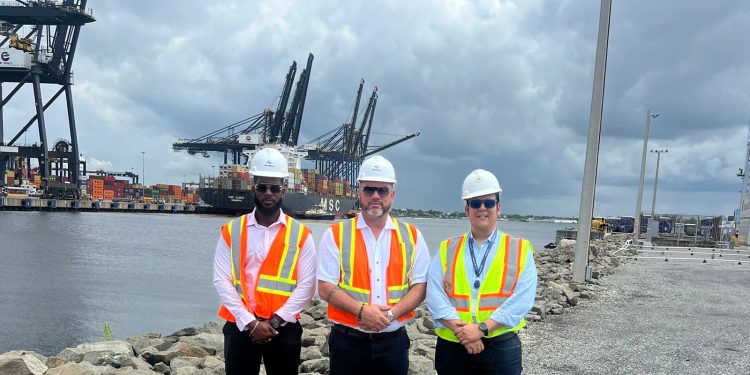 Lambriex analiza el envío de productos agropecuarios a St. Maarten con DP World en el Puerto Marítimo de Caucedo en RD