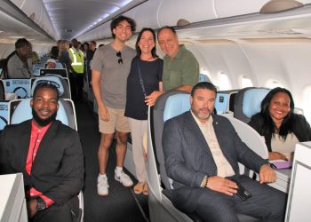 El Ministro Lambriex da la bienvenida al Vuelo Inaugural de La Compagnie a la ‘Isla Amiga’