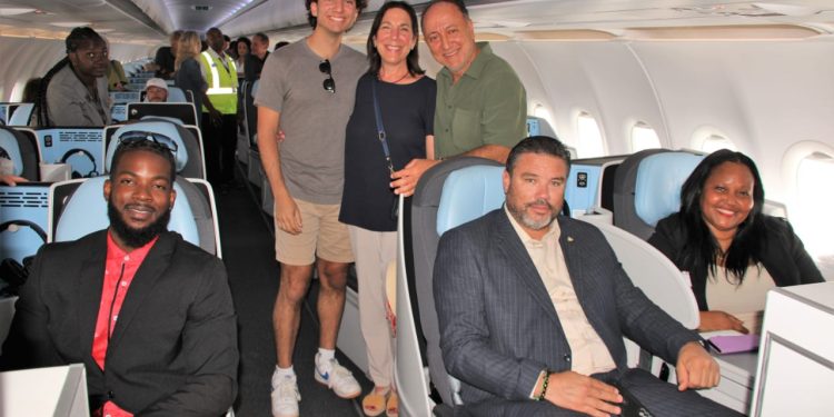 El Ministro Lambriex da la bienvenida al Vuelo Inaugural de La Compagnie a la ‘Isla Amiga’