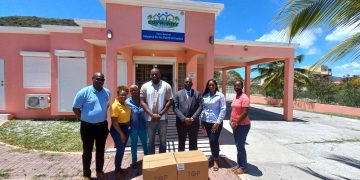 El Ministro de Salud Ottley entrega Productos de Higiene Femenina a Dos Juntas Escolares