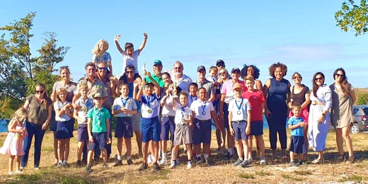 Jugadores inaugurales de SMGA Junior Golf en el Golf Drive, Chip and Putt Competencia