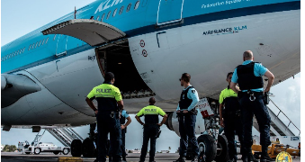 El equipo Alpha arrestó a un sospechoso con varios dispositivos que se cree que están destinados a sustraer datos de ATM