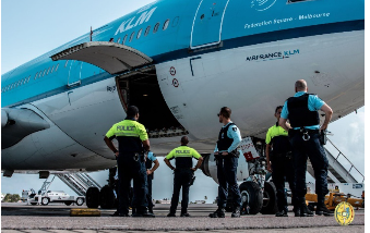 El equipo Alpha arrestó a un sospechoso con varios dispositivos que se cree que están destinados a sustraer datos de ATM