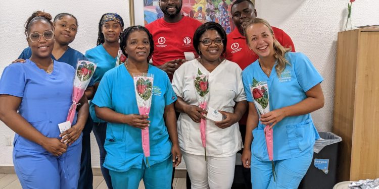 La Fundación Le Sommet, en colaboración con la Asociación Haitiana de Sint Maarten (HASMA), completó con éxito su tercer sorteo anual del Día de la Madre de 1000 rosas el domingo 14 de mayo
