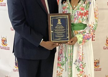 El Ministro de ECYS, Dr. Rodolphe Samuel, felicita a la Brigada de la Juventud