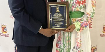 El Ministro de ECYS, Dr. Rodolphe Samuel, felicita a la Brigada de la Juventud